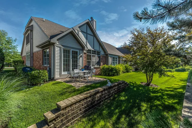 a view of a house with backyard and garden