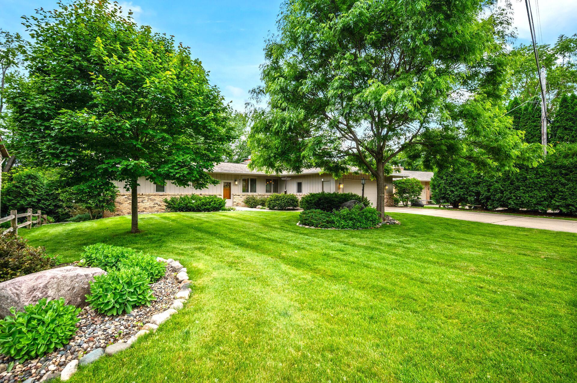 451 Reflection Road Apple Valley, MN 55124 - Photo 4 of 99