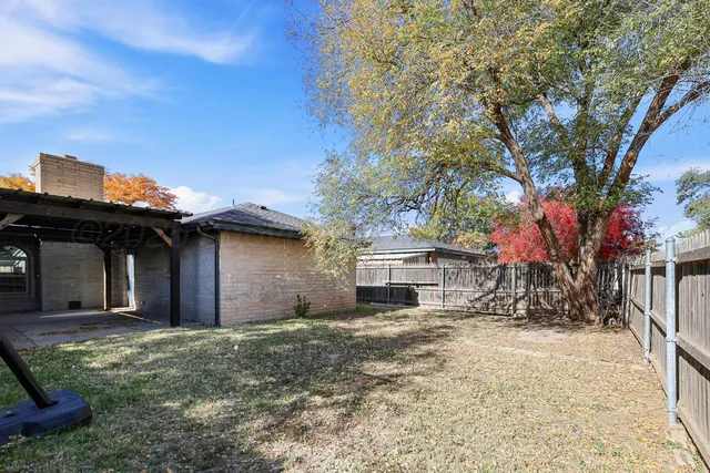 a view of a backyard