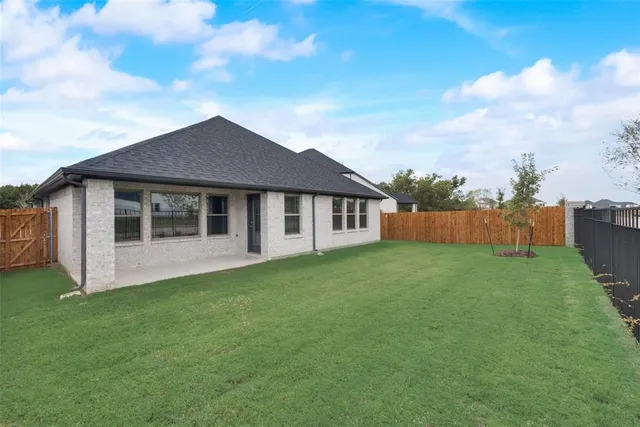a view of a house with backyard and garden