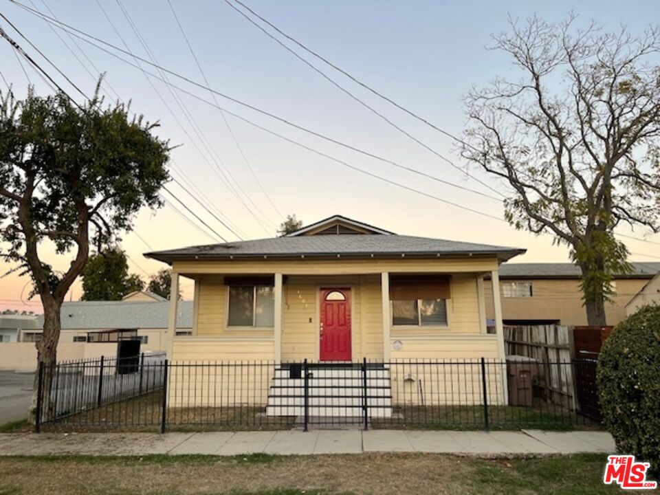 1608 E Street Bakersfield, CA 93301 - Photo 15 of 34 a front view of a house