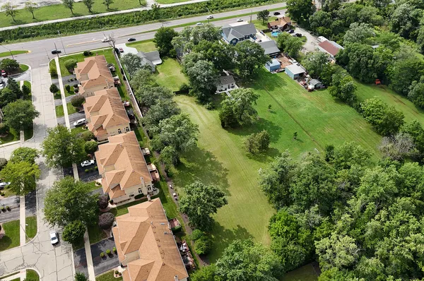 an aerial view of a yard