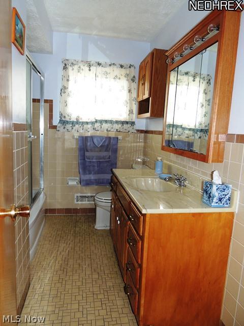7296 Oakwood Road Parma, OH 44130 - Photo 11 of 20