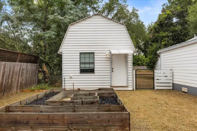 a view of a house with backyard