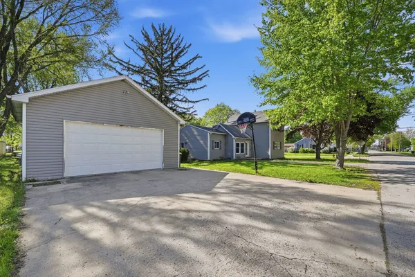 $2,000 | 604 South Center Street, Plano, IL 60545