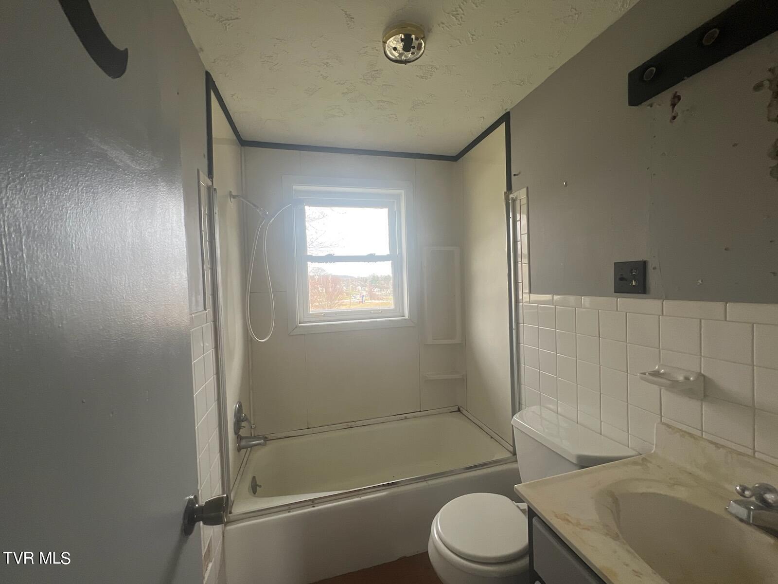 100 Fairfax Road Kingsport, TN 37660 - Photo 11 of 14 -861023374998078640