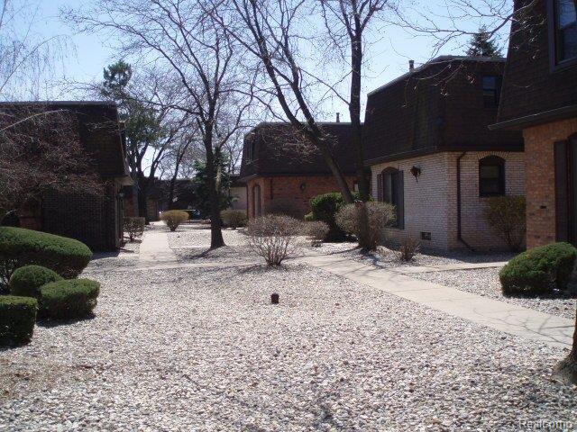 5075 Crooks Road, Unit 9 Royal Oak, MI 48073 - Photo 2 of 9 Courtyard