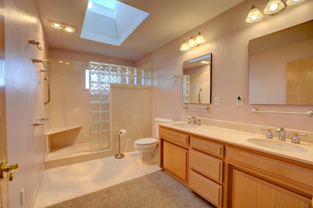 4400 Independence School Road Medford, OR 97501 - Photo 16 of 35 Spacious Master Bathroom