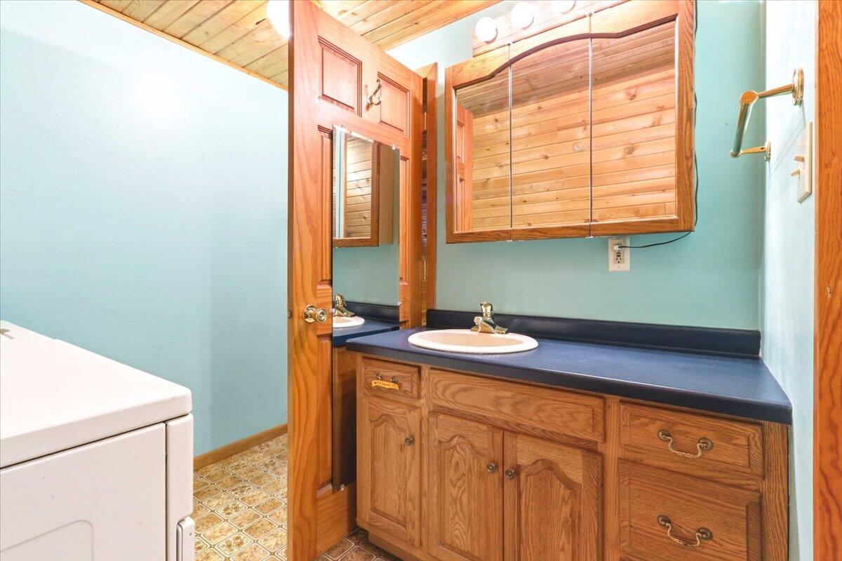 N9261 Perkins Road Farmington, WI 54644 - Photo 27 of 70 Bathroom