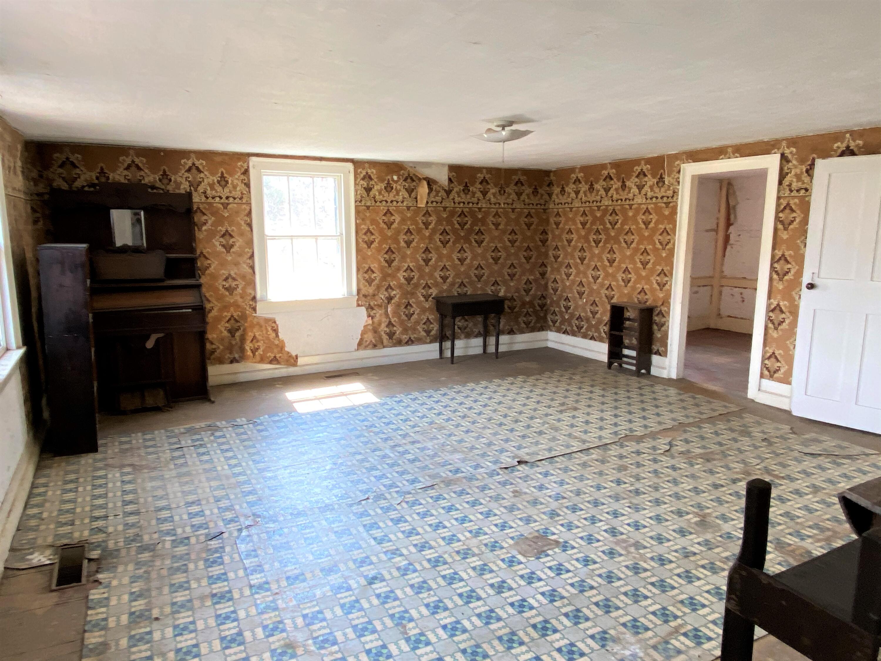 199 Middle Road Fairfield, ME 04937 - Photo 7 of 20 07 Living Room