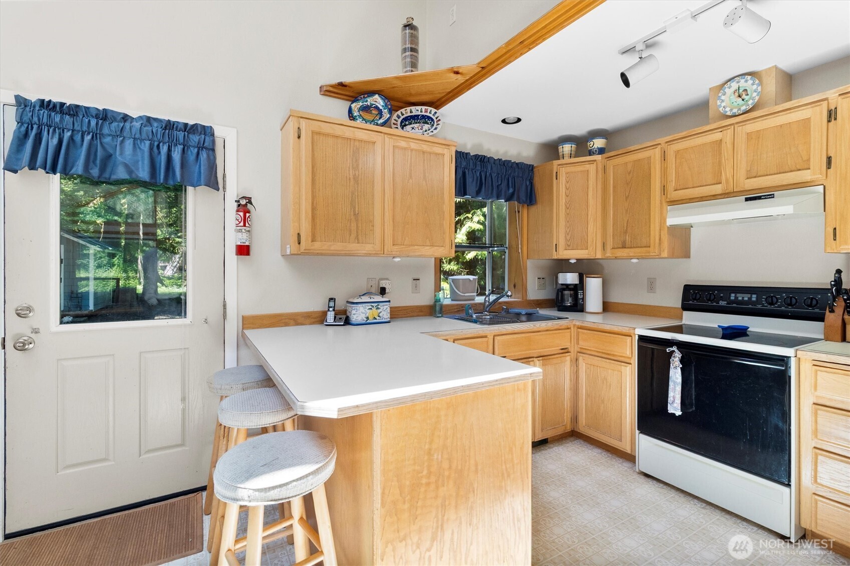 7101 Rainier Way Glacier, WA 98244 - Photo 9 of 38 a kitchen that has a sink and a stove in it