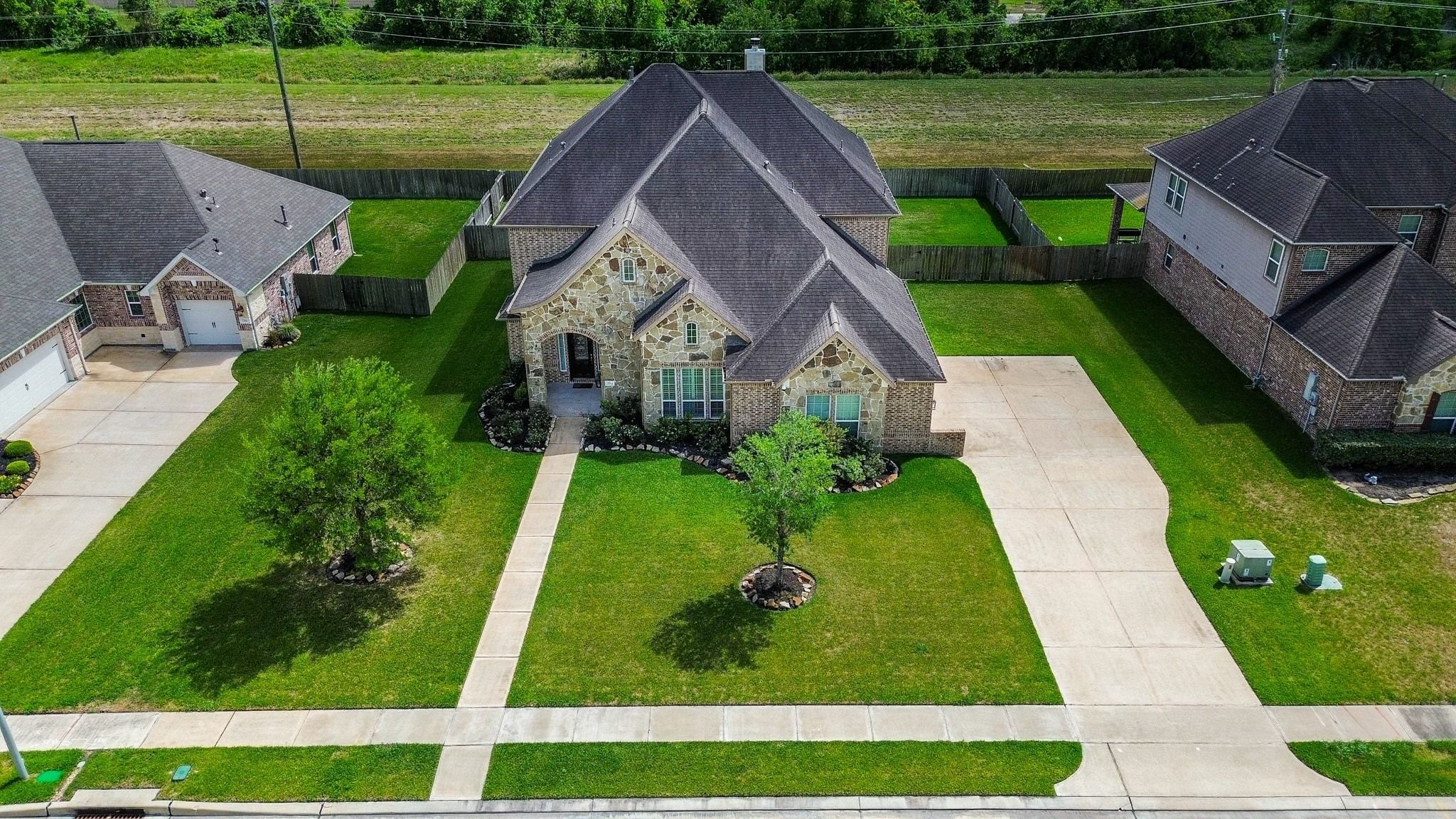 2714 Topaz Cove Lane Rosharon, TX 77583 - Photo 3 of 50 a front view of a house with garden