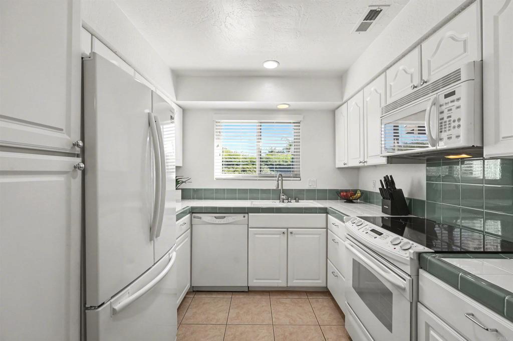 1020 Turnstone Way Oceanside, CA 92057 - Photo 9 of 33