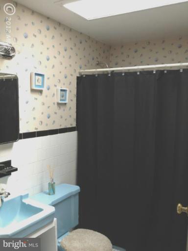 3241 Kessler Road Halethorpe, MD 21227 - Photo 2 of 14 Bath Full With Skylight