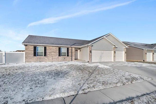 $359,000 | 250 East Short Drive, Coal City, IL 60416