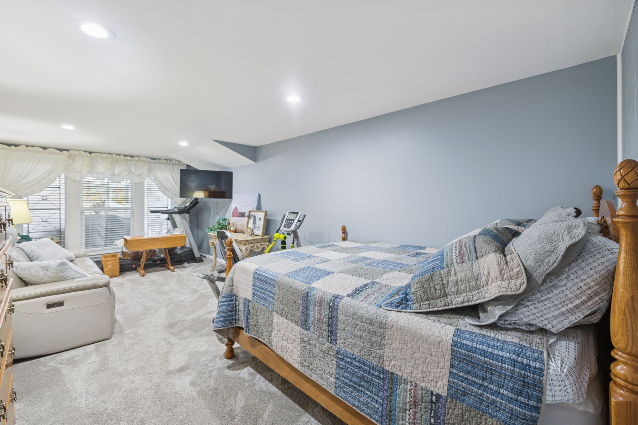 272 Belmar Circle Manchester, TN 37355 - Photo 29 of 56 a bed room with furniture and a table