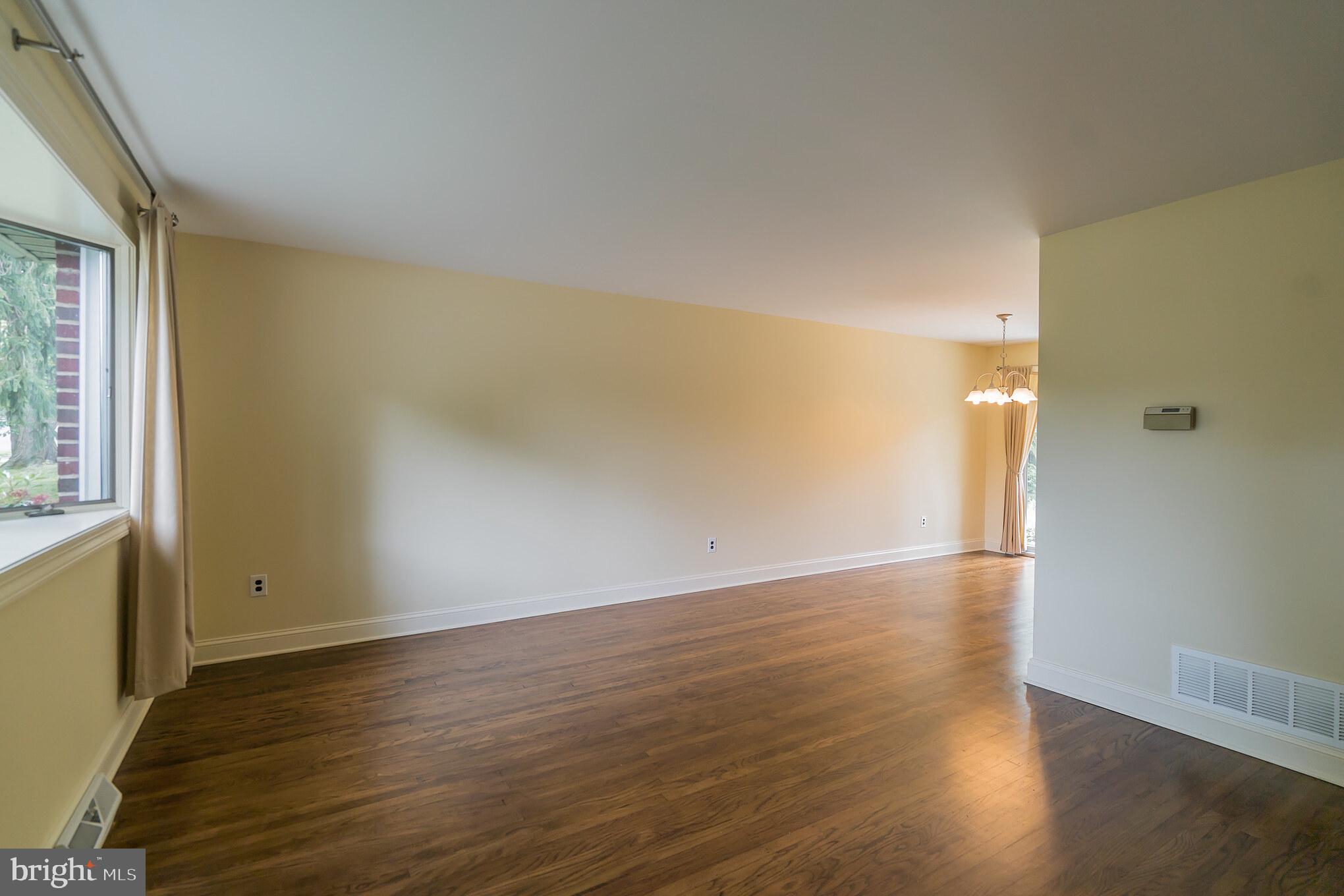 3177 Maple Road Huntingdon Valley, PA 19006 - Photo 5 of 27 Living room