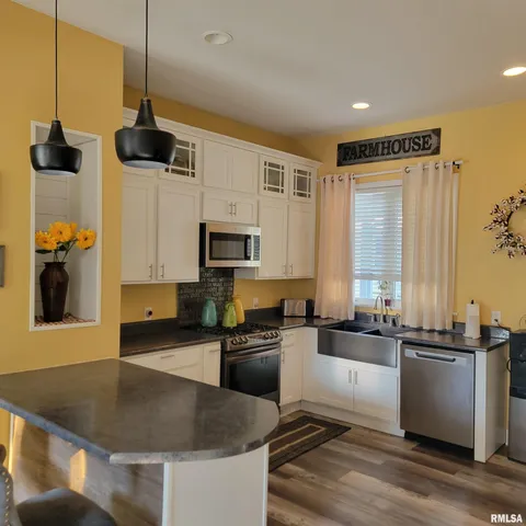 $185,500 | 511 East 2nd S Street, Carlinville, IL 62626