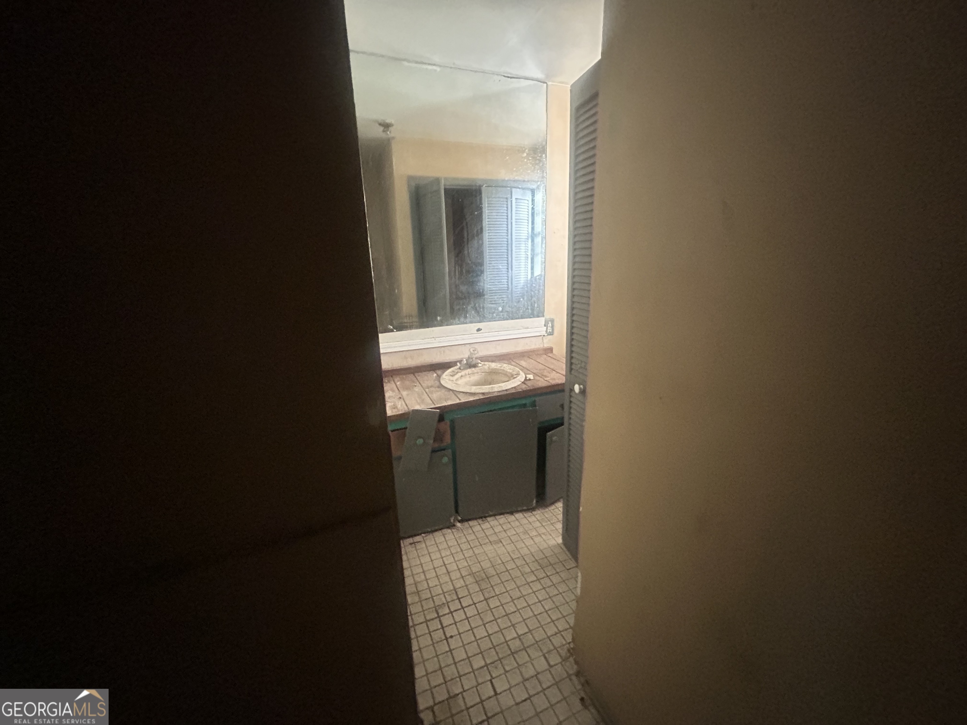 508 Albemarle Street, Unit AD Brunswick, GA 31520 - Photo 15 of 45 a bathroom with a sink and a mirror