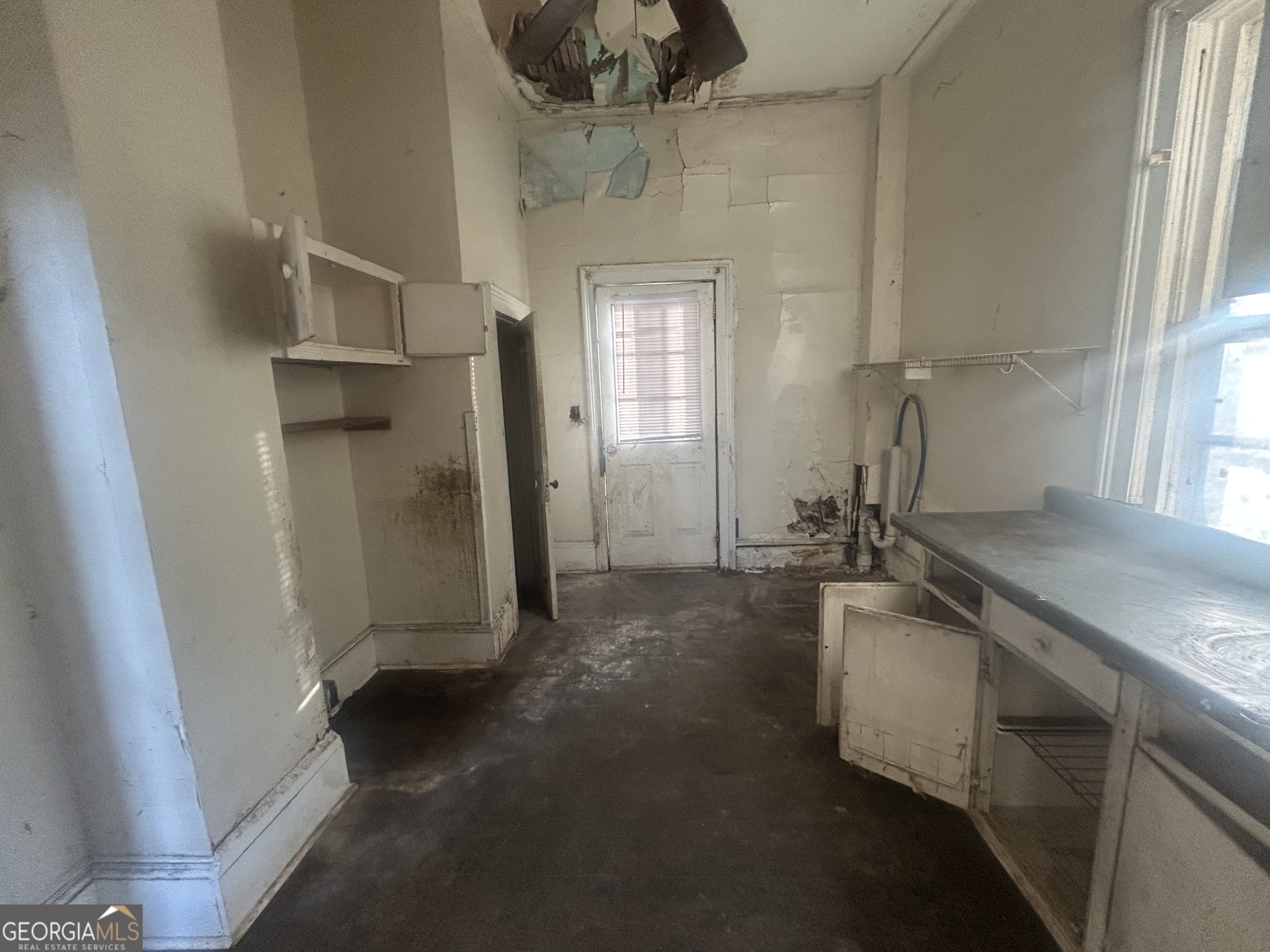 508 Albemarle Street, Unit AD Brunswick, GA 31520 - Photo 20 of 45 a spacious bathroom with a granite countertop sink a toilet and a shower