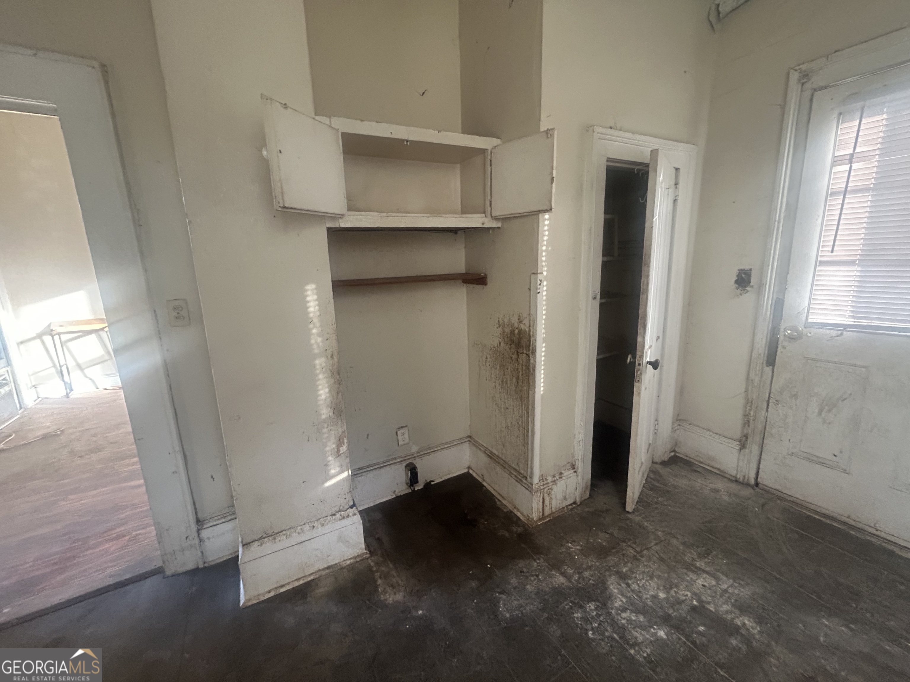 508 Albemarle Street, Unit AD Brunswick, GA 31520 - Photo 21 of 45 an empty room with a wooden door and wooden door
