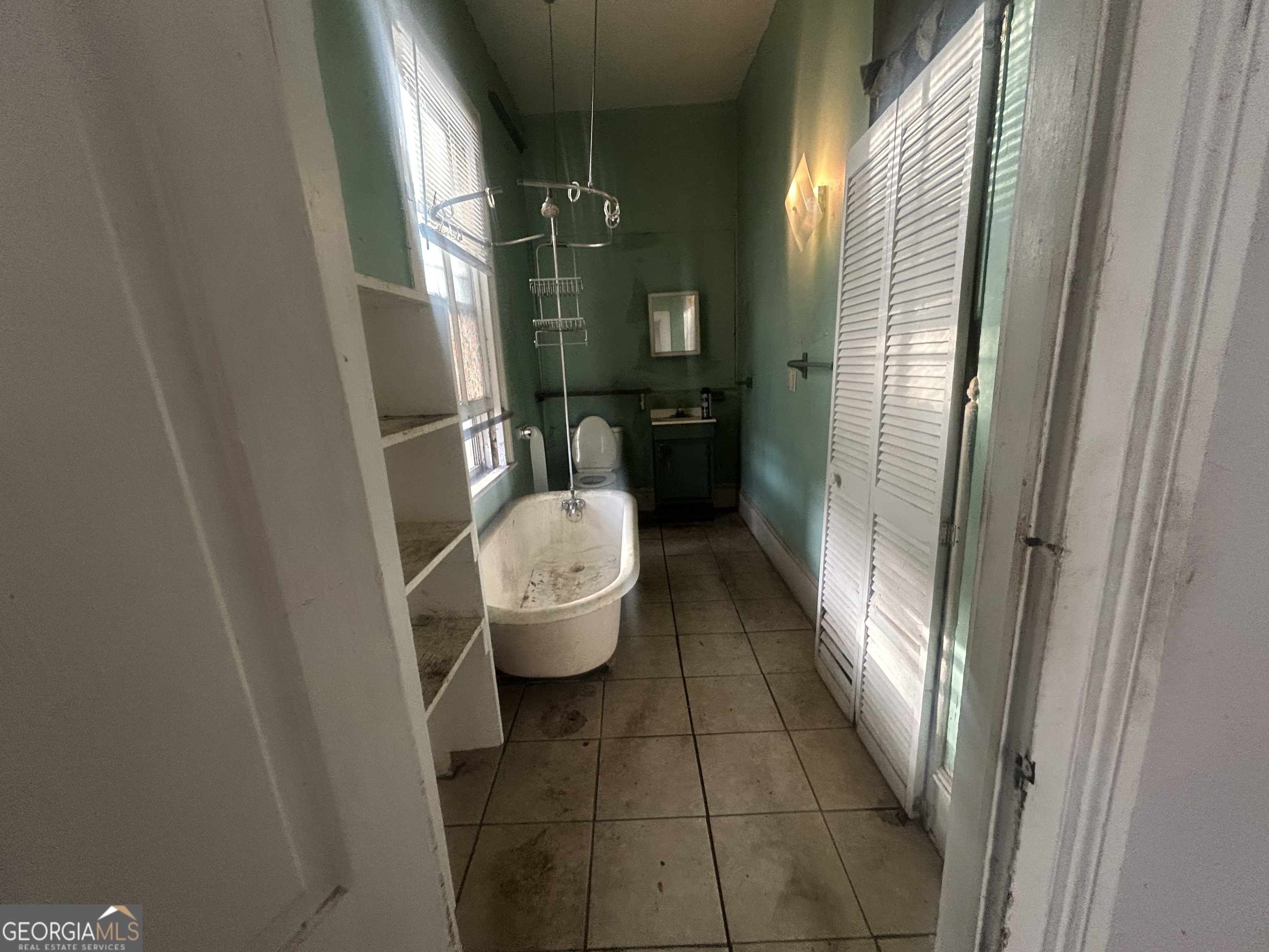 508 Albemarle Street, Unit AD Brunswick, GA 31520 - Photo 25 of 45 a bathroom with a sink and mirror
