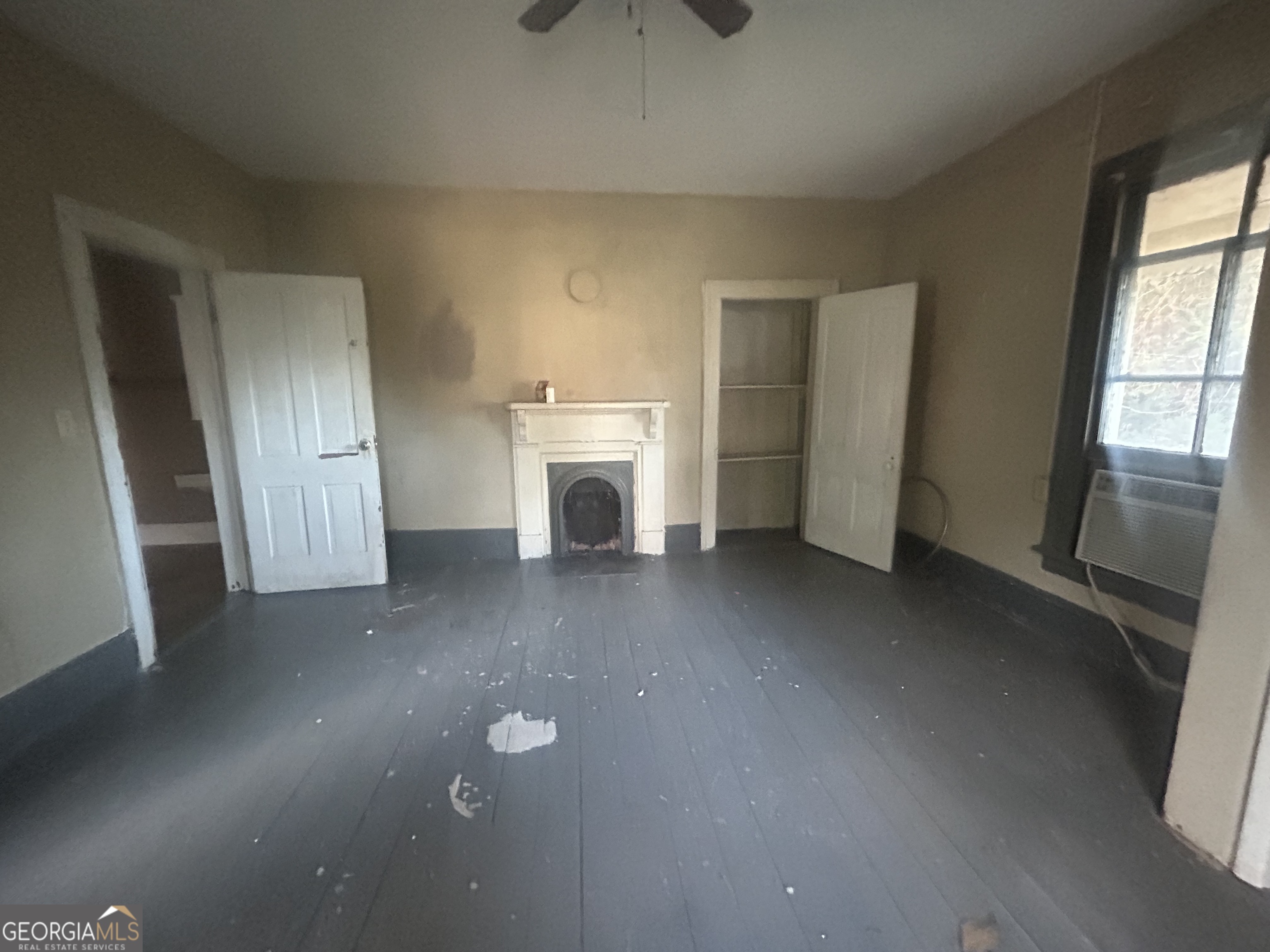 508 Albemarle Street, Unit AD Brunswick, GA 31520 - Photo 34 of 45 a view of a livingroom with a fireplace