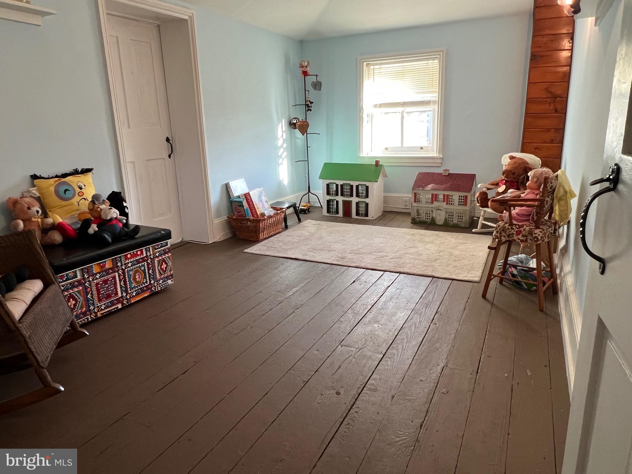 424 Jennings Street Beverly, NJ 08010 - Photo 34 of 43 a bedroom with furniture and a window