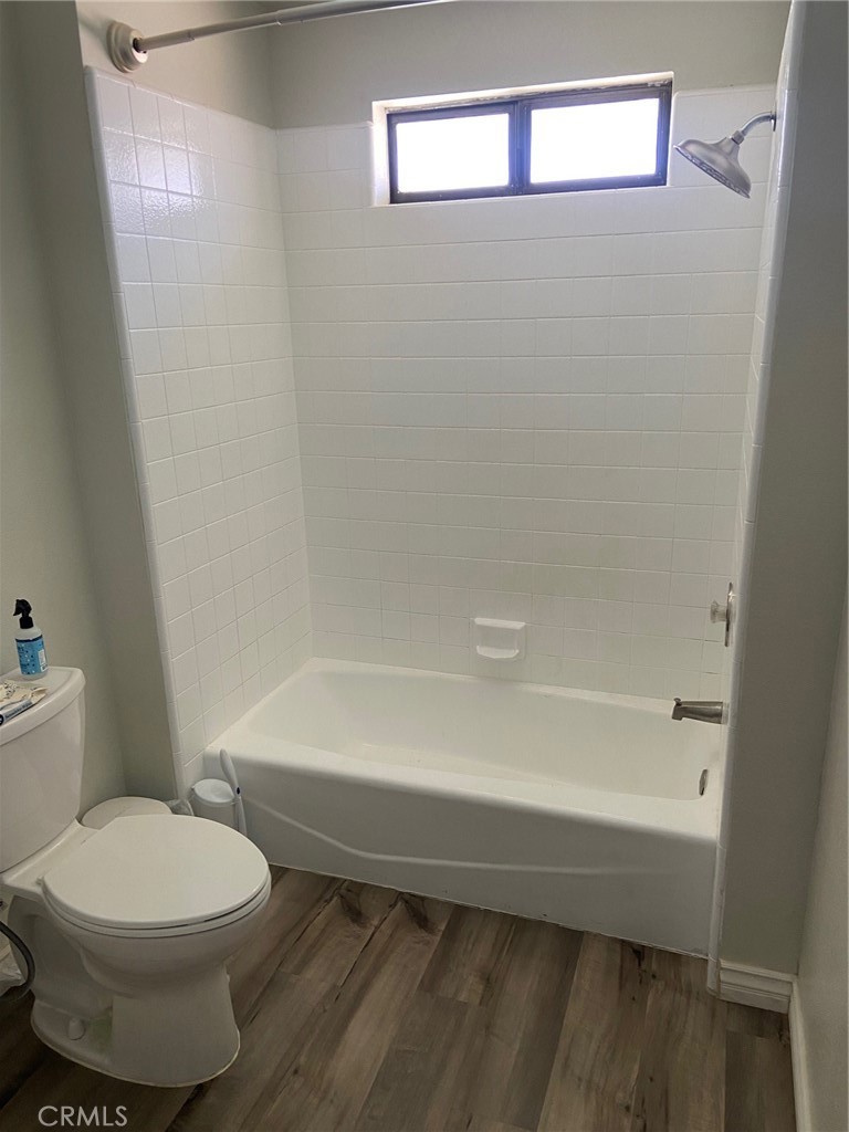 14961 Walnut Street Hesperia, CA 92345 - Photo 15 of 25 a bathroom with a toilet and a bathtub