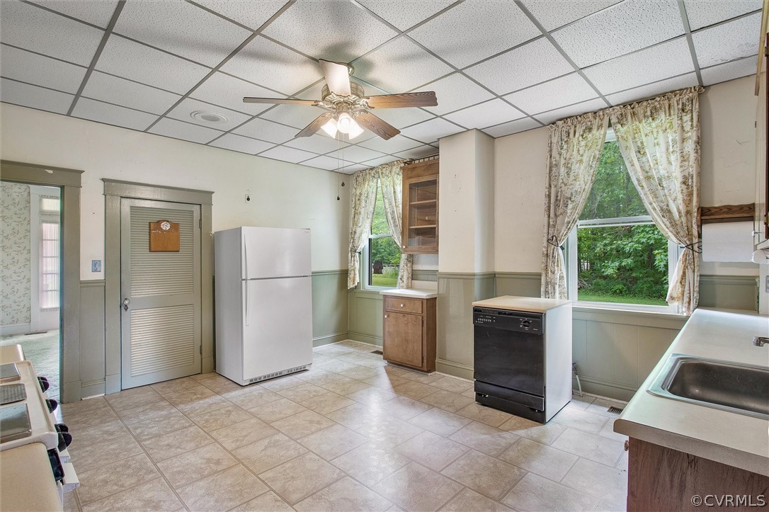 19384 Beaver Dam Road Beaverdam, VA 23015 - Photo 13 of 35 Kitchen view to foyer/entry area and pantry