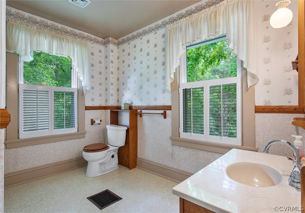 19384 Beaver Dam Road Beaverdam, VA 23015 - Photo 23 of 35 Second level full hall bath
