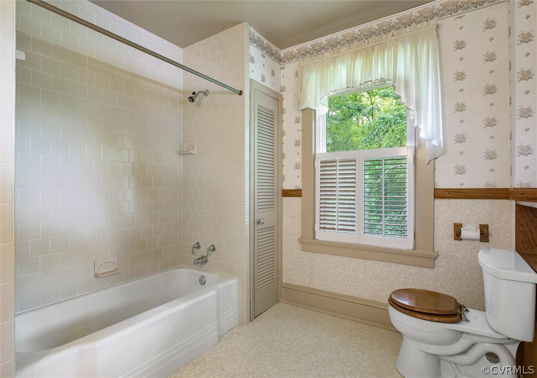 19384 Beaver Dam Road Beaverdam, VA 23015 - Photo 25 of 35 Second level full hall bath