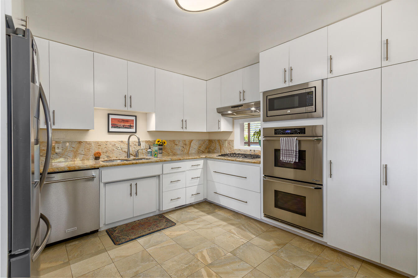 2645 State Street, Unit 2 Santa Barbara, CA 93105 - Photo 5 of 36 Big wonderful kitchen