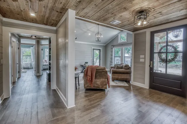 a view of a livingroom with furniture and a ceiling fan