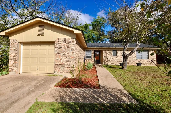 $1,595 | 303 East 2nd Street, Weatherford, TX 76086