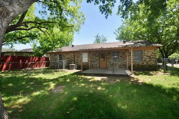 $1,595 | 303 East 2nd Street, Weatherford, TX 76086