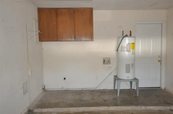$1,595 | 303 East 2nd Street, Weatherford, TX 76086