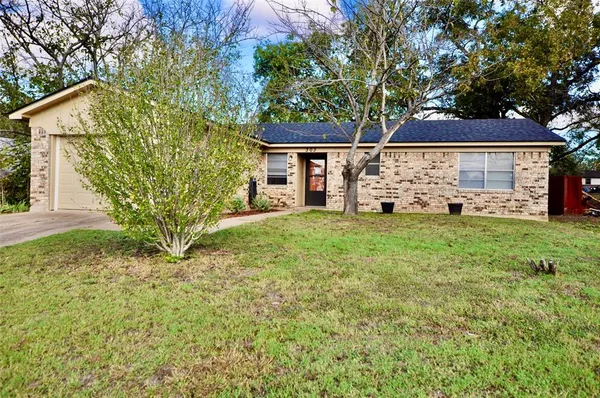 $1,595 | 303 East 2nd Street, Weatherford, TX 76086