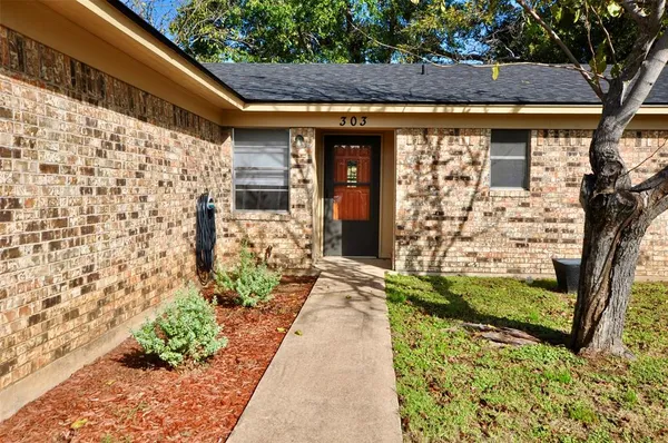 $1,595 | 303 East 2nd Street, Weatherford, TX 76086