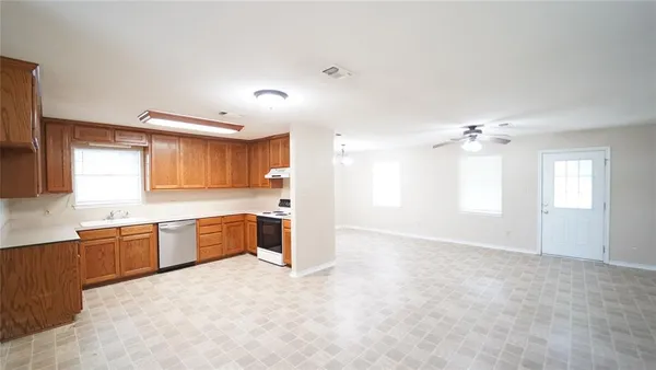 $1,595 | 303 East 2nd Street, Weatherford, TX 76086