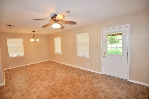 $1,595 | 303 East 2nd Street, Weatherford, TX 76086
