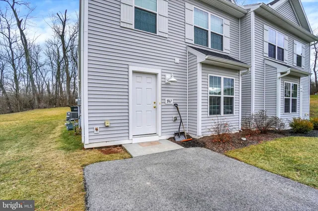 a view of a house with backyard and garden