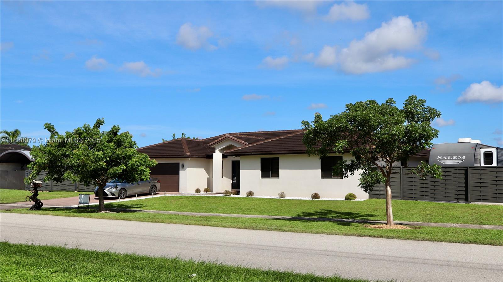 a view of a house with backyard and trees