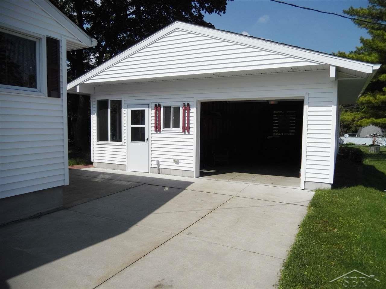 18 South Lincoln Road Bay City, MI 48708 - Photo 5 of 28 31321038-4.JPG
