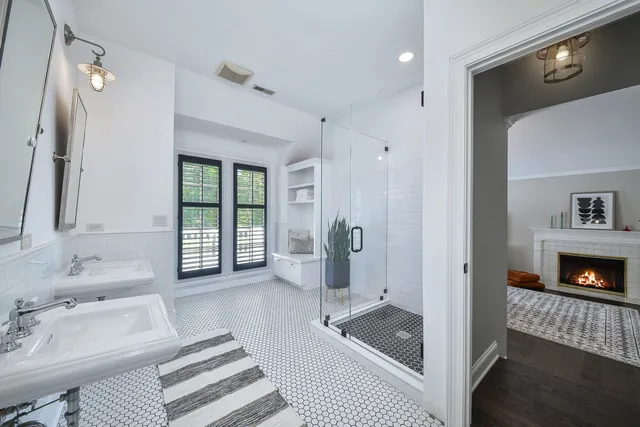 a picture of a bathroom