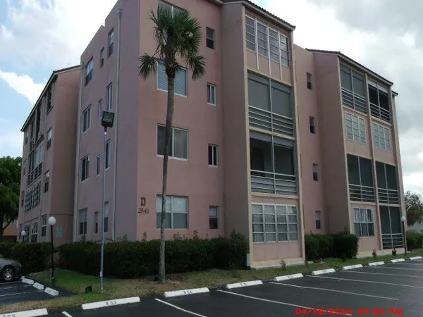 $1,700 | 2841 Somerset Drive, Unit 205, Lauderdale Lakes, FL 33311