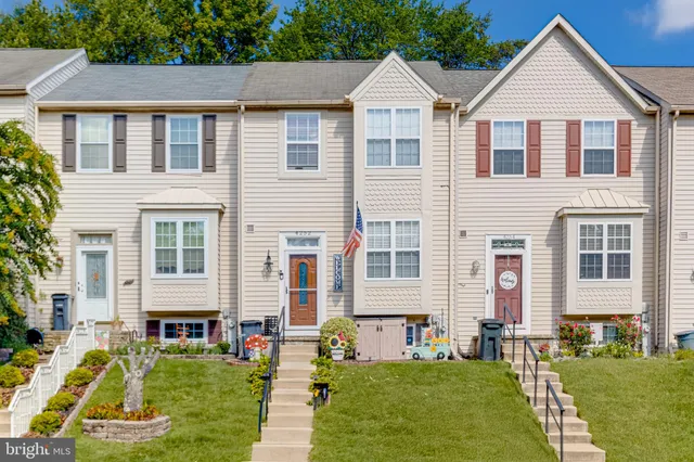 a view of house with a yard
