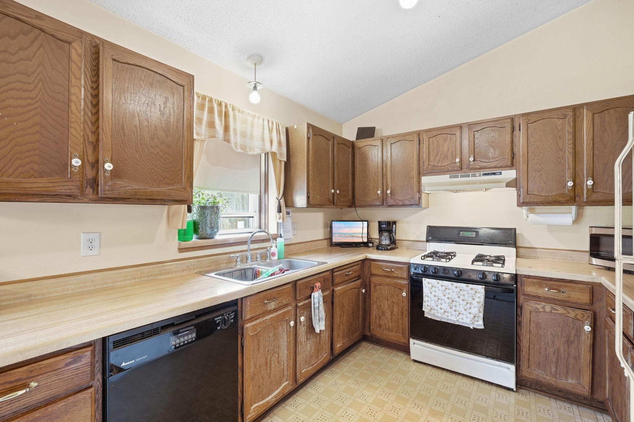 4272 Sun Cliff Road Eagan, MN 55122 - Photo 6 of 27 Gallery Image 6