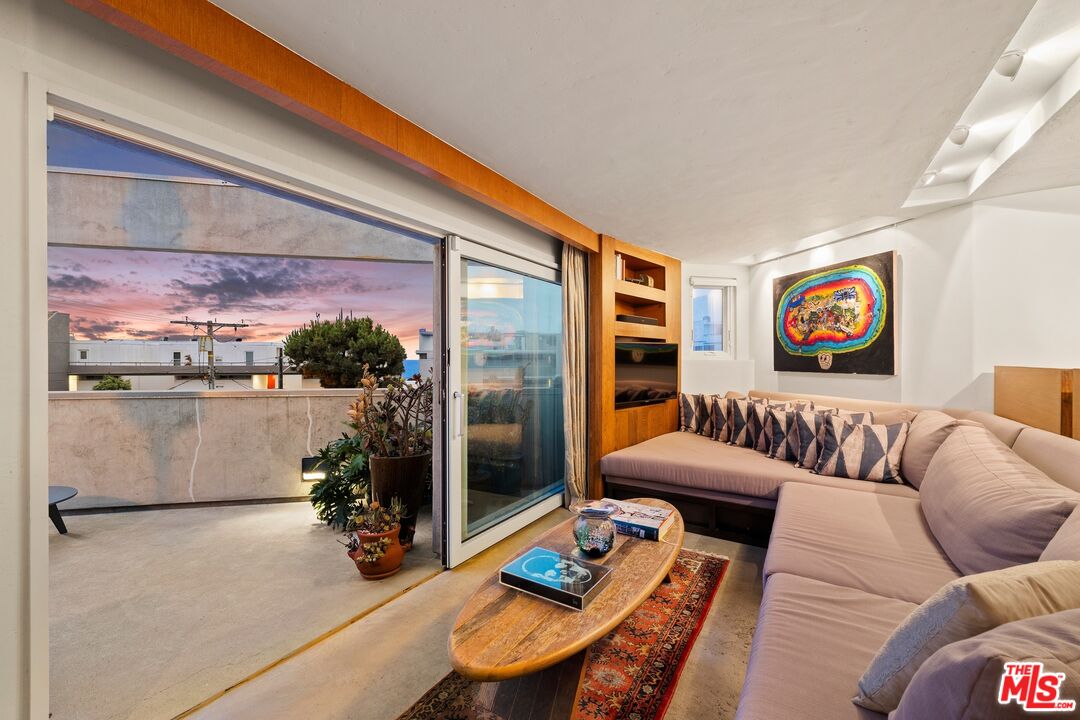 24 Eastwind Street, Unit 2 Marina del Rey, CA 90292 - Photo 33 of 46