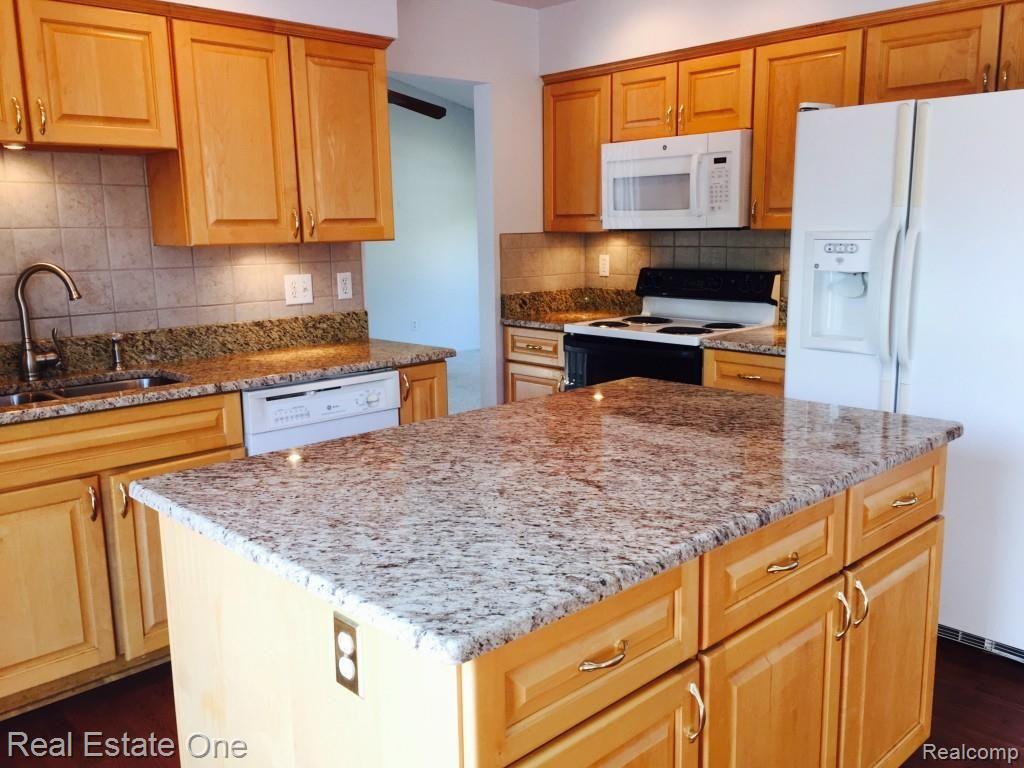2261 Flanders Drive Rochester, MI 48307 - Photo 8 of 49 flanders 10.jpg